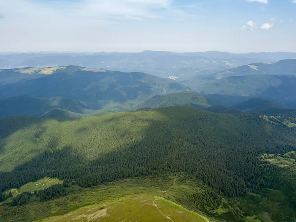 Vysoké Hory Ukrajinských Karpat Oblačného Počasí Zobrazení Leteckých Dronů — Stock fotografie