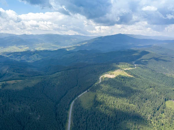 Montanhas Verdes Cárpatos Ucranianos Verão Dia Ensolarado Vista Aérea Drones — Fotografia de Stock