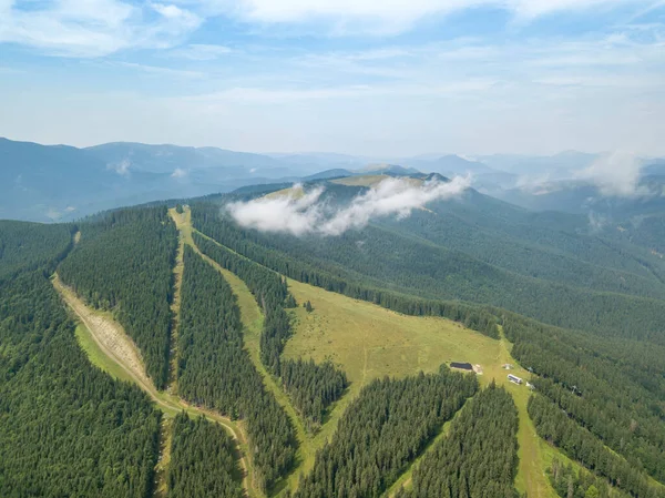 夏にウクライナのカルパティアの緑の山々 晴れた日には珍しい雲 空中ドローンビュー — ストック写真