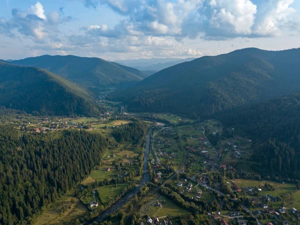 Grüne Hänge Der Ukrainischen Karpaten Sommer Bewölkter Tag Niedrige Wolken — Stockfoto