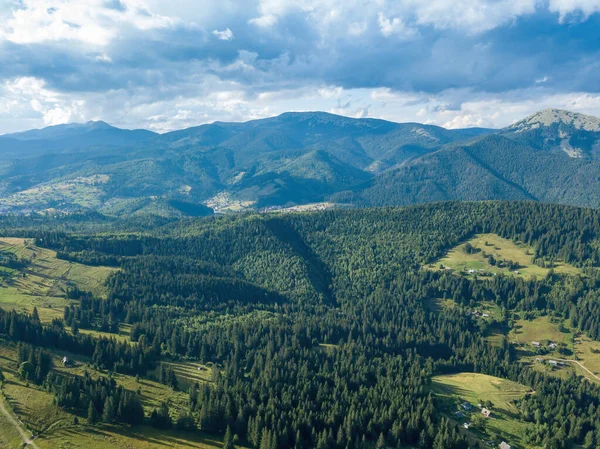 Grüne Berge Der Ukrainischen Karpaten Sommer Sonniger Tag Seltene Wolken — Stockfoto