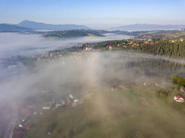Hegyi Település Ukrán Kárpátok Reggel Köd Légi Drónra Néző — Stock Fotó