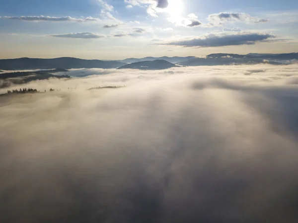 Niebla Matutina Los Cárpatos Ucranianos Vista Aérea Del Dron —  Fotos de Stock