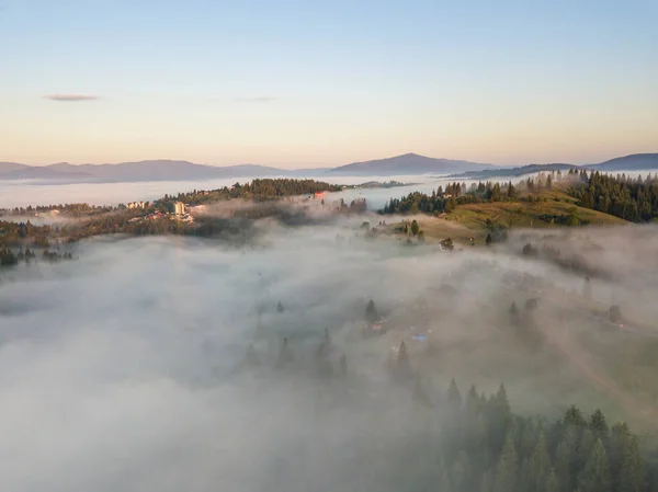 Ορεινή Εγκατάσταση Στα Ουκρανικά Καρπάθια Στην Πρωινή Ομίχλη Αεροφωτογραφία Τηλεκατευθυνόμενου — Φωτογραφία Αρχείου