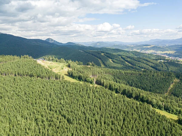 晴れた日にウクライナのカルパチア山脈の高い山 空中ドローンビュー — ストック写真