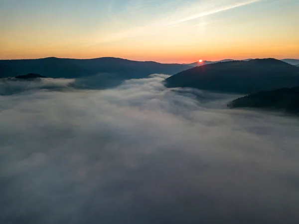 Sonnenaufgang Über Dem Nebel Den Ukrainischen Karpaten Drohnenblick Aus Der — Stockfoto