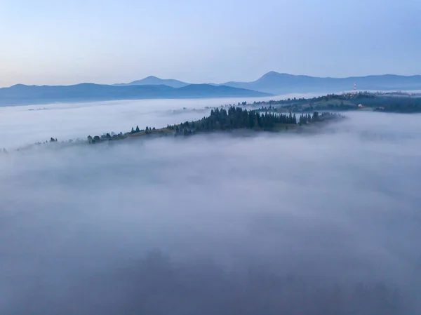 Amanecer Sobre Niebla Los Cárpatos Ucranianos Vista Aérea Del Dron —  Fotos de Stock