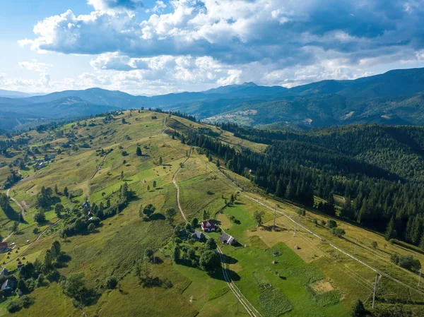 Grüne Berge Der Ukrainischen Karpaten Sommer Sonniger Tag Seltene Wolken — Stockfoto