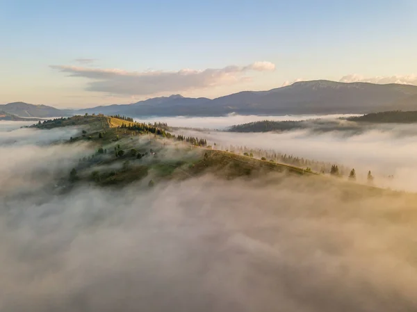 Гірське Поселення Українських Карпатах Ранковому Тумані Повітряний Дрон — стокове фото
