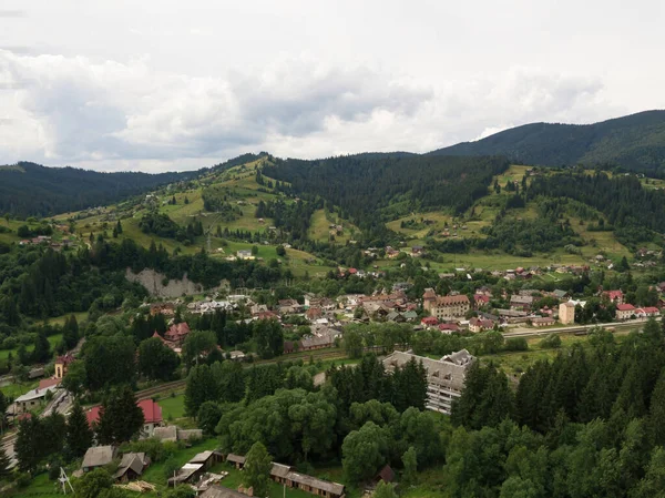 Assentamento Nas Montanhas Dos Cárpatos Ucranianos Vista Aérea Drones — Fotografia de Stock