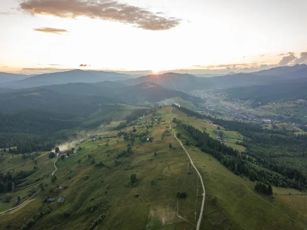 Pôr Sol Sobre Montanhas Nos Cárpatos Ucranianos Vista Aérea Drones — Fotografia de Stock