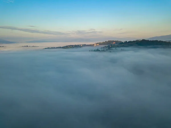 Niebla Matutina Los Cárpatos Ucranianos Vista Aérea Del Dron —  Fotos de Stock