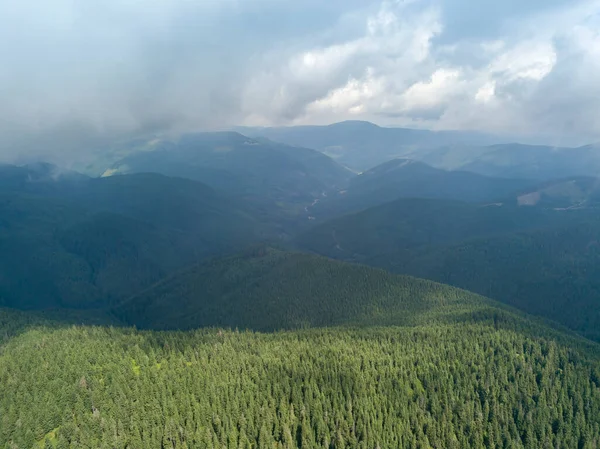 Montanhas Verdes Cárpatos Ucranianos Verão Dia Ensolarado Nuvens Raras Vista — Fotografia de Stock