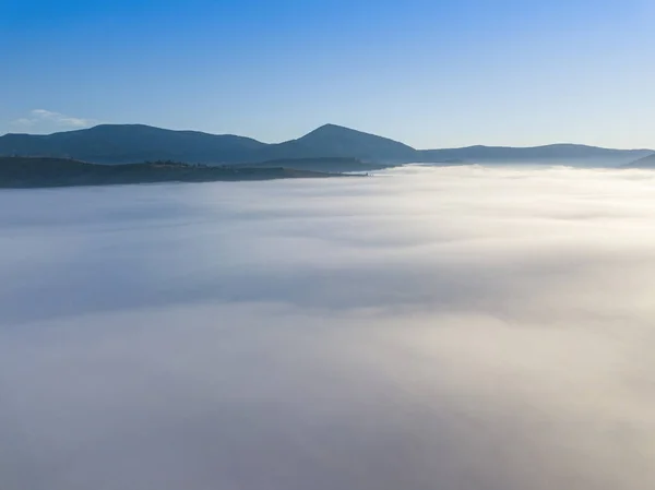 Vuelo Sobre Niebla Los Cárpatos Ucranianos Verano Montañas Horizonte Una —  Fotos de Stock