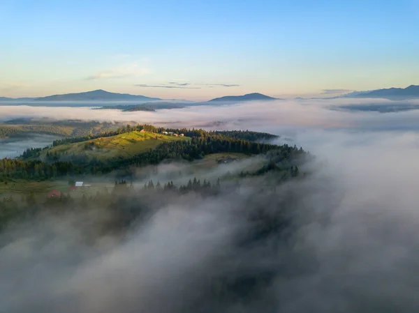 Los Rayos Del Amanecer Sobre Niebla Los Cárpatos Ucranianos Vista —  Fotos de Stock