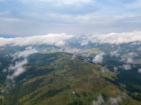ウクライナのカルパティア山脈での高い飛行 空中ドローンビュー — ストック写真