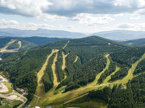 Güneşli havada Ukrayna Karpatlarının yüksek dağları. Hava aracı görünümü.