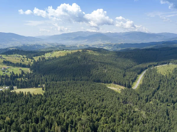 Groene Bergen Van Oekraïense Karpaten Zomer Zonnige Dag Luchtdrone Zicht — Stockfoto