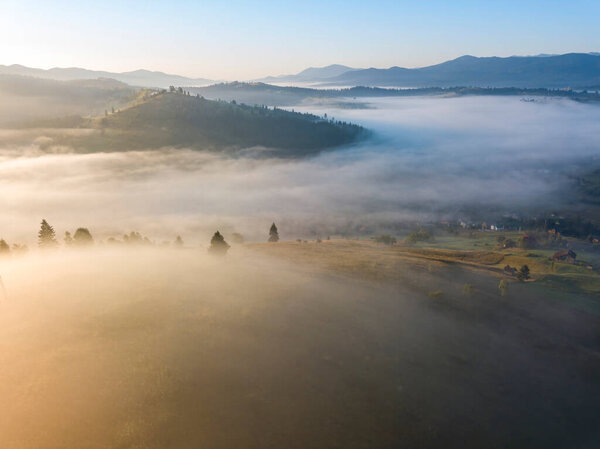 Туман в Украинских Карпатах утром. Воздушный беспилотник.