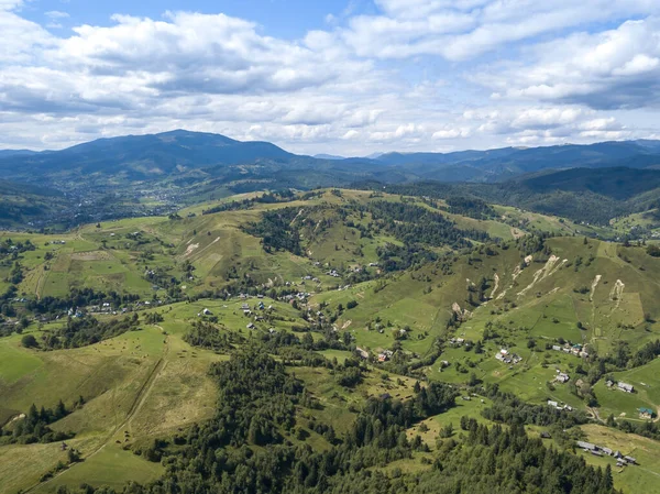 夏天乌克兰喀尔巴阡山脉的绿山 山坡上的针叶树 空中无人驾驶飞机视图 — 图库照片