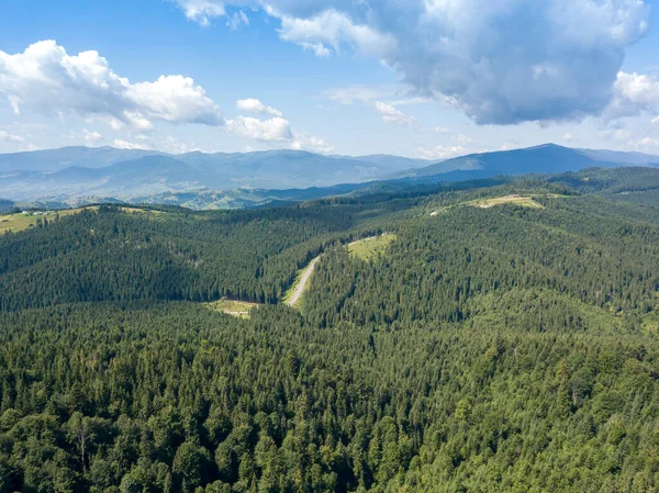 夏にウクライナのカルパティアの緑の山々 晴れた日 空中ドローンビュー — ストック写真