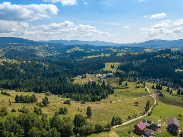 Grüne Berge Der Ukrainischen Karpaten Sommer Sonniger Tag Seltene Wolken lizenzfreie Stockbilder