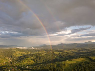 Ukrayna Karpatlarının dağlarında gökkuşağı. Hava aracı görünümü.