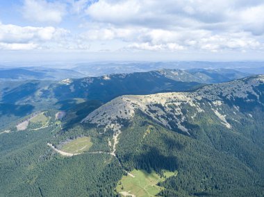 Güneşli havada Ukrayna Karpatlarının yüksek dağları. Hava aracı görünümü.