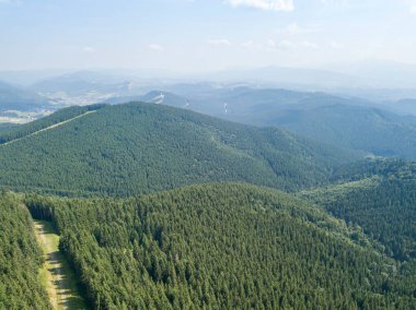 Yazın Ukrayna Karpatları 'nın yeşil dağları. Güneşli bir gün, nadir bulutlar. Hava aracı görünümü.