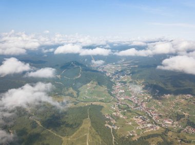 Ukrayna Karpatlarının dağlarında yüksek uçuş. Hava aracı görünümü.