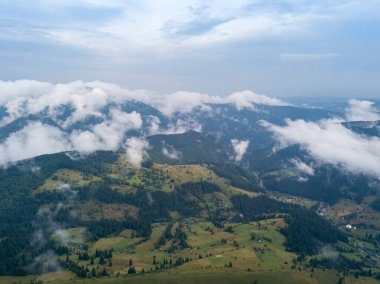 Ukrayna Karpatlarının dağlarında yüksek uçuş. Hava aracı görünümü.