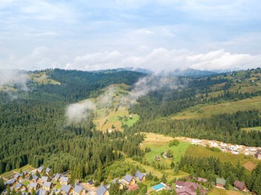 Ukrayna Karpatlarının dağlarında yüksek uçuş. Hava aracı görünümü.
