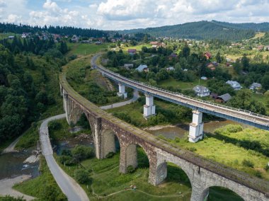 Dağlardaki eski demiryolu köprüsü. Ukraynalı Karpatlar. Hava aracı görünümü.