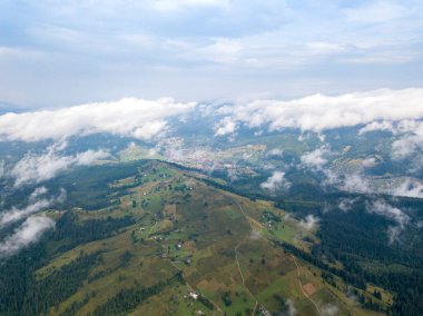 Ukrayna Karpatlarının dağlarında yüksek uçuş. Hava aracı görünümü.