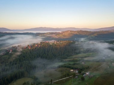 Sabah sisinde Ukrayna Karpatları 'nın yeşil dağları. Hava aracı görünümü.