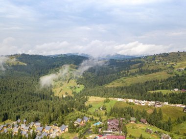 Ukrayna Karpatlarının dağlarında yüksek uçuş. Hava aracı görünümü.