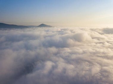 Ukrayna Karpatları 'nda yaz aylarında sislerin üzerinden uçarlar. Ufuktaki dağlar. Hava aracı görünümü.
