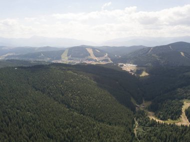 Yazın Ukrayna Karpatları 'nın yeşil dağları. Güneşli bir gün, nadir bulutlar. Hava aracı görünümü.