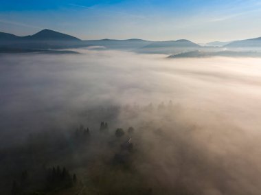 Ukrayna Karpatları 'nda sabah sisi. Hava aracı görünümü.