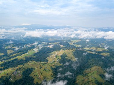 Ukrayna Karpatlarının dağlarında yüksek uçuş. Hava aracı görünümü.
