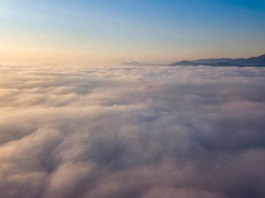 Bulutların üstünde yüksek bir uçuş. Hava aracı görünümü.