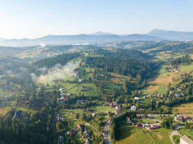 Yazın Ukrayna Karpatları 'nın yeşil dağları. Güneşli bir gün. Hava aracı görünümü.