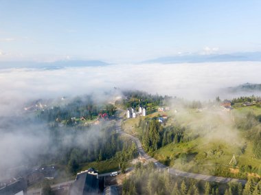 Sabah sisinde Ukrayna Karpatları 'na dağ yerleşimi. Hava aracı görünümü.