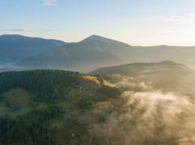 Ukrayna Karpatları 'nda sabah sisi. Hava aracı görünümü.