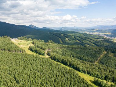 Güneşli havada Ukrayna Karpatlarının yüksek dağları. Hava aracı görünümü.