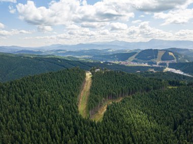 Güneşli havada Ukrayna Karpatlarının yüksek dağları. Hava aracı görünümü.