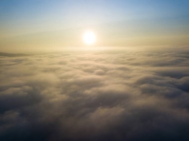 Bulutların üstünde yüksek bir uçuş. Hava aracı görünümü.