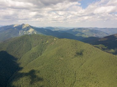Yazın Ukrayna Karpatları 'nın yeşil dağları. Güneşli bir gün, nadir bulutlar. Hava aracı görünümü.