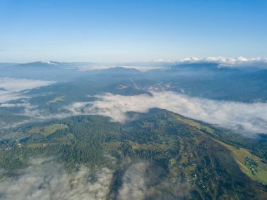 Ukrayna Karpatları 'nda sabah sisi. Hava aracı görünümü.
