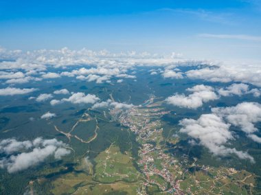 Ukrayna Karpatlarının dağlarında yüksek uçuş. Hava aracı görünümü.